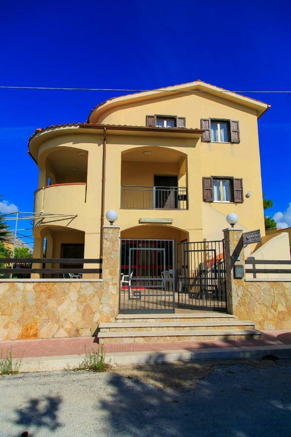 Casa Vacanze L'Orizzonte Aparthotel วาลเดอรีส ภายนอก รูปภาพ