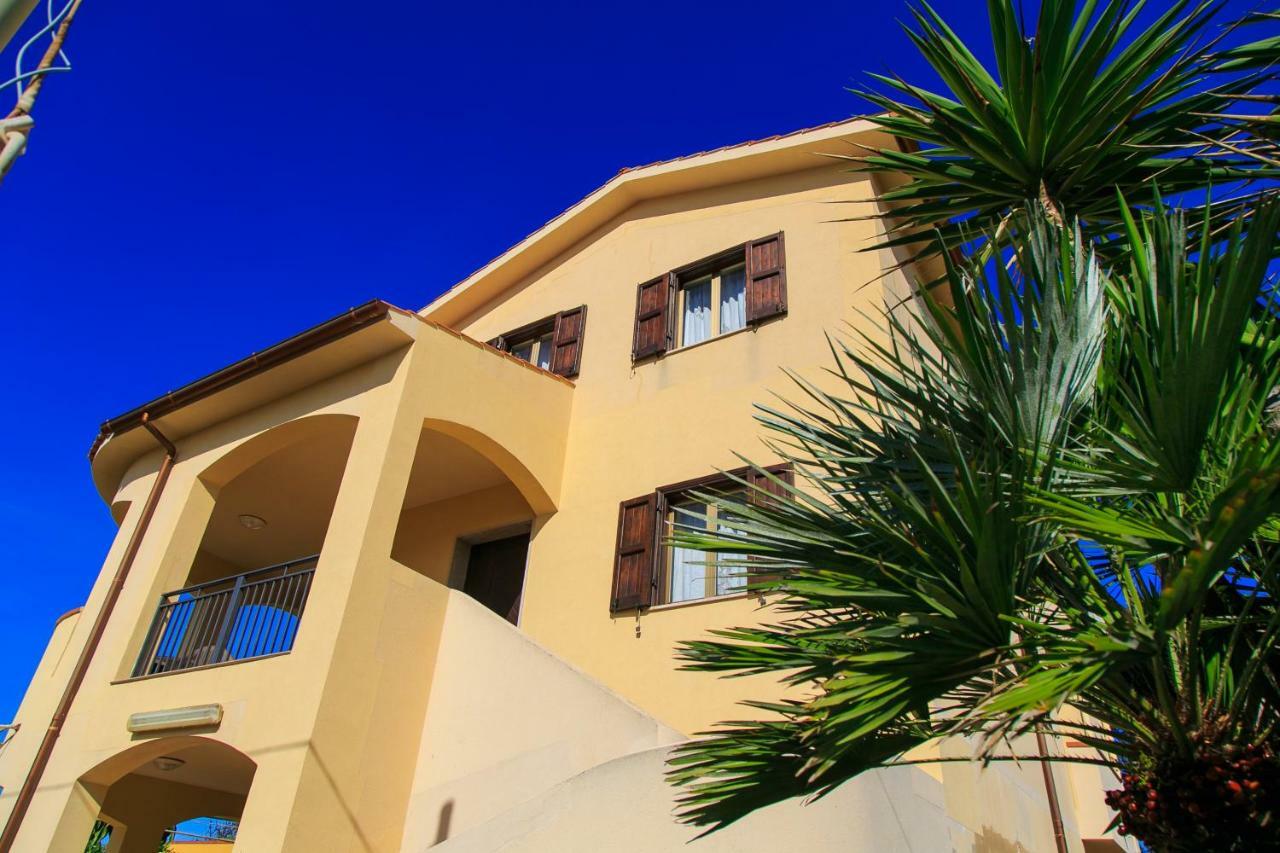 Casa Vacanze L'Orizzonte Aparthotel วาลเดอรีส ภายนอก รูปภาพ